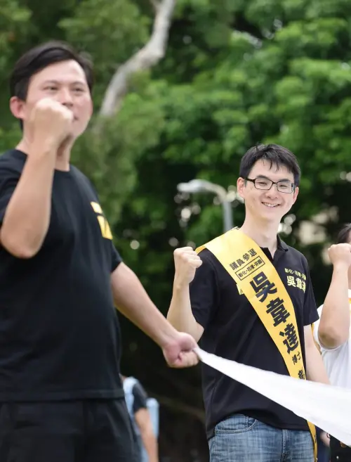 黃國昌時力舊部轉進白色力量!將跟進吳韋達?美女議員親回了 ▲吳韋達2018年代表時力參選彰化縣議員時,由當時的黨主席黃國昌授旗。(圖/翻攝吳韋達臉書,2025.06.02)