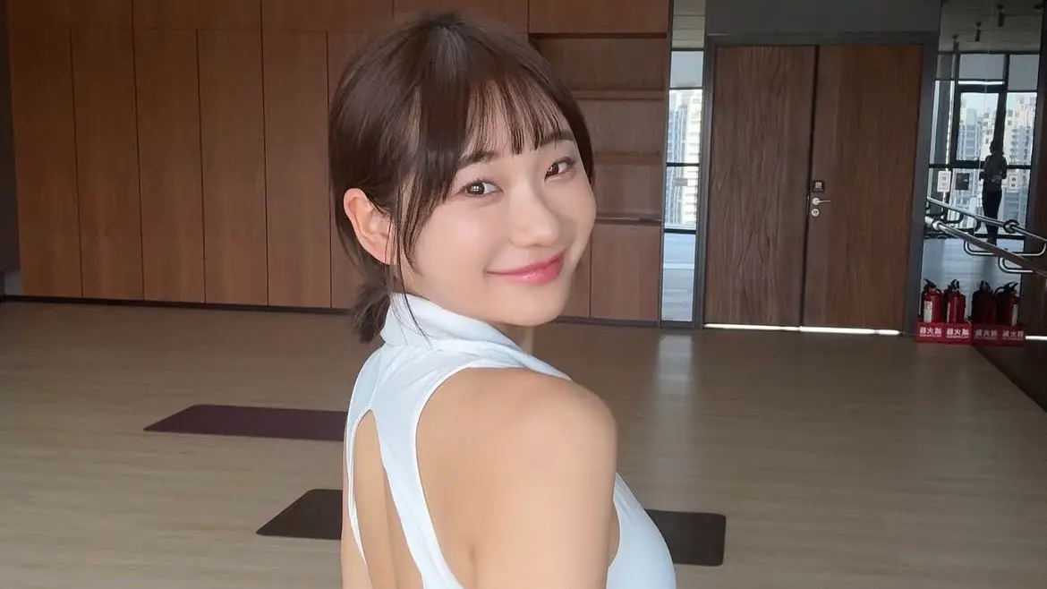 ▲愛莉莎莎比基尼照引發罩杯爭議，親自曬照回應質疑，直言：「女生的胸部本來就伸縮自如！」強調沒刻意低報。（圖／愛莉莎莎IG）