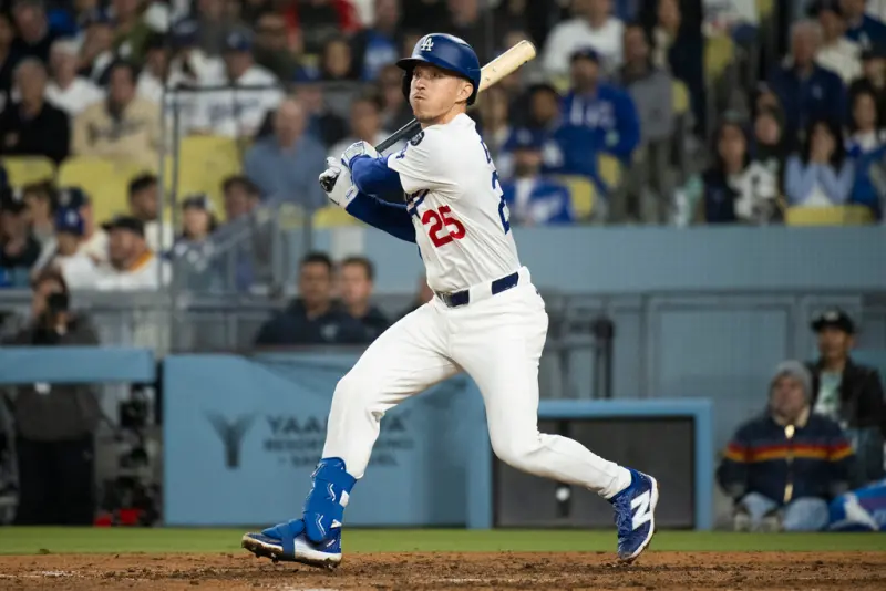 ▲MLB美國職棒大聯盟（Major League Baseball）洛杉磯道奇韓裔工具人艾德曼（Tommy Edman）在8月初因右腳踝扭傷進入傷兵名單後，在今（11）日終於傷癒回歸並擔任賽事的中外野手，道奇主帥羅伯斯（Dave Roberts）賽前受訪時也表示艾德曼歸隊後，球隊的打線和陣容看起來更完整了。（圖／美聯社／達志影像）