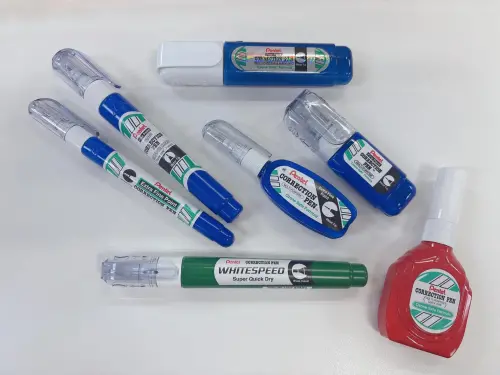 香港文具製造商「香港飛龍(Pentel)」針對立可白藍色與紅色包裝差異做出解釋,更說明台灣與香港的容器使用有所不同。(圖/Threads@pentelhongkong) ▲香港文具製造商「香港飛龍(Pentel)」針對立可白藍色與紅色包裝差異做出解釋,更說明台灣與香港的容器使用有所不同。(圖/Threads@pentelhongkong)