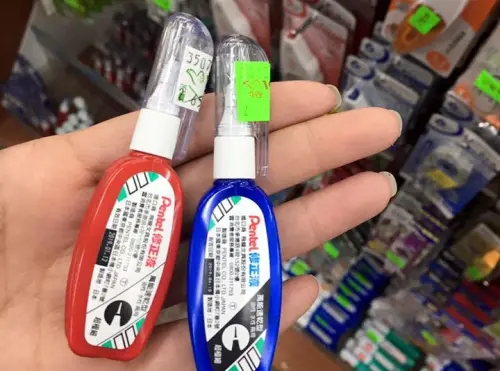 ▲立可白包裝分紅色、藍色，就有民眾不解兩者有何差別，而引來文具廠商公布正解。（圖／爆廢公社臉書）