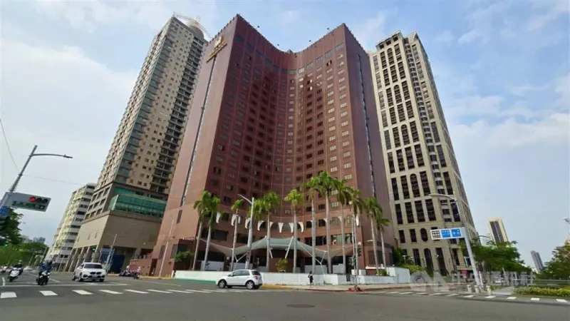 ▲高市府工務局表示，國賓危老案各階段作業均依法令規定辦理，耐震初步評估程序及結果，皆經具備專業資格之技師公會審查，並無違誤或疏漏情形。（圖／高市府工務局提供）