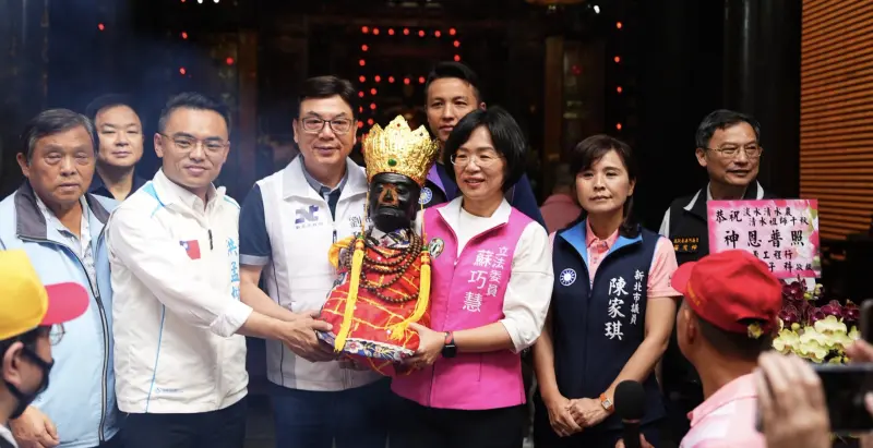 ▲新北市淡水清水巖清水祖師1日遶境，劉和然、洪孟楷及蘇巧慧皆參加，3人同台捧神像合影。（圖／翻攝蘇巧慧臉書）