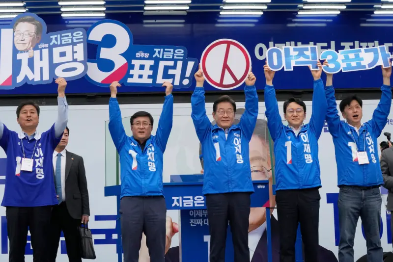 ▲韓國總統大選邁入倒數,各個候選人賣力最後衝刺。圖為共同民主黨候選人李在明造勢現場。(圖/美聯社/達志影像)