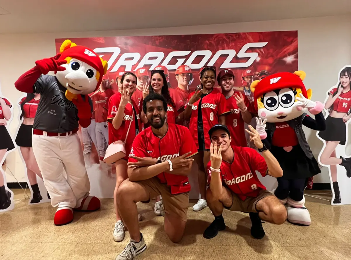 ▲味全龍球團日前成為哈佛商學院FIELD Global Capstone全球專案課程的合作夥伴，透過與 MBA 學生團隊長達數月的線上協作，於 5 月 13 日迎接學生與教職員親臨天母棒球場。（圖／味全龍提供）