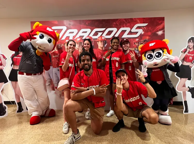 ▲味全龍球團日前成為哈佛商學院FIELD Global Capstone全球專案課程的合作夥伴，透過與 MBA 學生團隊長達數月的線上協作，於 5 月 13 日迎接學生與教職員親臨天母棒球場。（圖／味全龍提供）