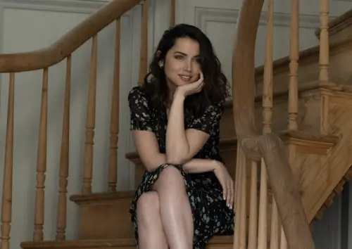 ▲安娜迪阿瑪斯（如圖）從古巴到好萊塢發展，深獲A咖男星們的心，不僅曾與班艾佛列克假戲真做，目前也傳跟湯姆克魯斯在約會中。（圖／摘自IMDb）