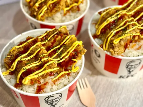 ▲「韓式起司脆雞飯」一次堆上兩塊厚實多汁的原塊咔啦雞腿排。（示意圖／記者蕭涵云攝）