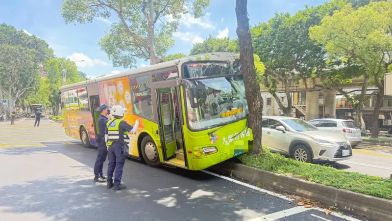 ▲大都會客運司機突衝上中央分隔島撞上路樹，車頭毀損，造成6人受傷送醫。（圖／翻攝畫面）