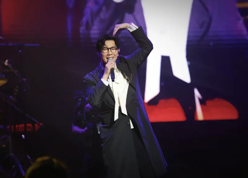 ▲品冠今（2）日推出風格溫暖的全新單曲〈妥妥〉，傳達對於平凡幸福的珍惜。他日前則在武漢演唱會上，號召全場觀眾唱生日快樂歌，給特別到場的兒子最難忘的12歲生日禮物。（圖／種子音樂提供）