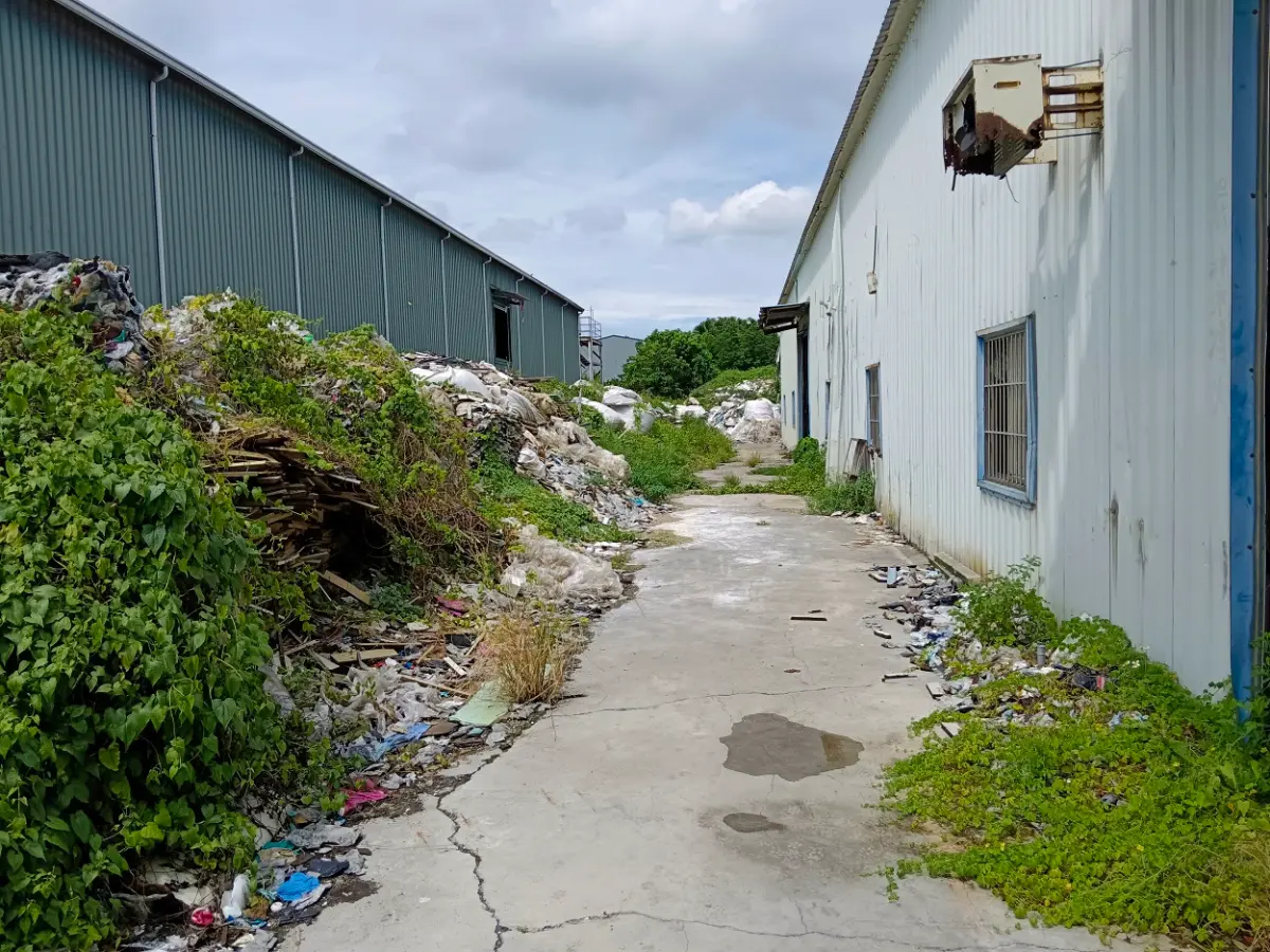 ▲有不肖業者常以人頭名義承租閒置廠房或空地，非法棄置廢棄物，導致土地所有人或使用人遭受牽連，不僅可能觸法，還需自費負擔高額清理費用。（圖／南市府環保局提供）