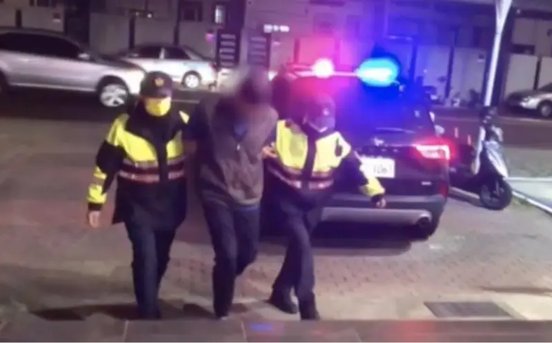 ▲游姓男子（中）見到哥哥因為要不到錢而打媽媽，出手打死哥哥，父母出庭希望輕判。（圖／翻攝畫面）