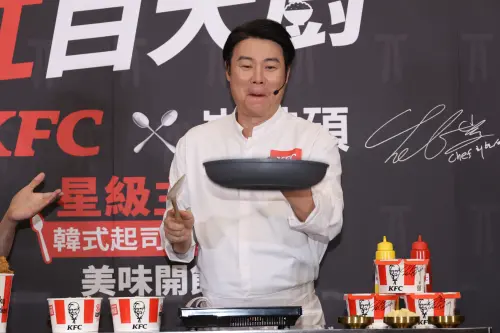 ▲看到肯德基爺爺大秀手臂肌肉，主廚崔鉉碩趕緊露一手炒飯功夫。（圖／記者陳明安攝）