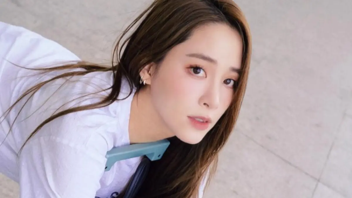 ▲女星歐陽妮妮（如圖）和張書豪4月底時宣布搬到中國杭州定居。近日，歐陽妮妮發文表示6個月大的兒子不幸確診新冠，而她戴著口罩，狼狽的育兒模樣也曝光。（圖／歐陽妮妮小紅書）