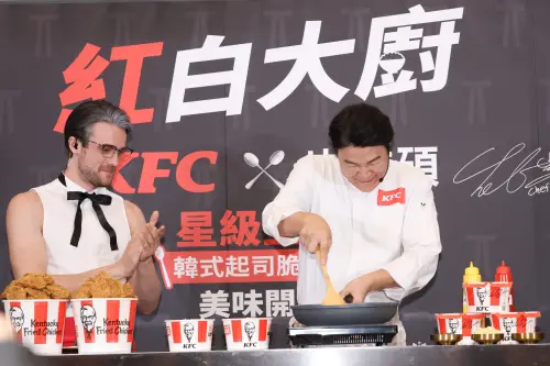▲「白湯匙」主廚崔鉉碩，神情逗趣炫技，逗得現場笑呵呵。（圖／記者陳明安攝）