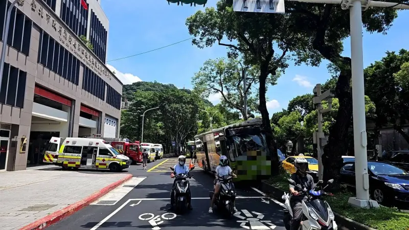 影／公車突然開上分隔島撞倒路樹、車頭變形　7名乘客輕傷就醫