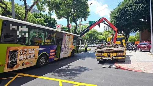 ▲台北市士林區一輛公車在今日中午12時許，突然開上分隔島，造成車上7名乘客受輕傷。（圖／警方提供）