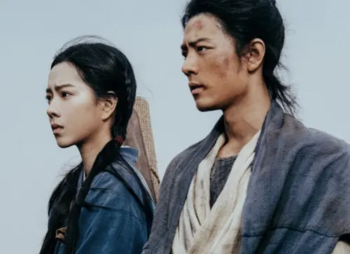 ▲肖戰（右）與莊達菲（左）在《射鵰英雄傳：俠之大者》分飾郭靖與黃蓉，與過往的影視版本中，有頗為不同的塑造，呈現獨特風格。（圖／台灣大哥大MyVideo提供）