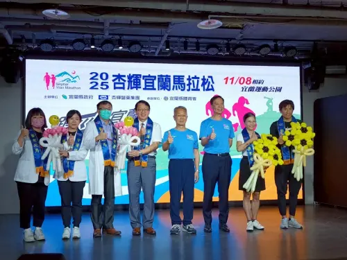 杏輝宜蘭馬拉松11/8起跑 串聯運動、公益與觀光開放報名 ▲2025杏輝宜蘭馬拉松主辦單位致贈氣球花束,向四位醫事人員與兩位勇者跑者致敬,感謝他們用行動守護健康、奔跑生命感動。(圖/主辦單位提供)