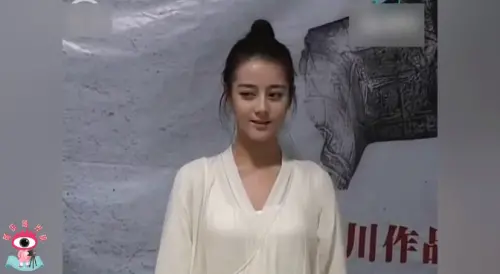 迪麗熱巴18歲時的長相也非常漂亮。(圖/翻攝自微博) ▲迪麗熱巴18歲時的長相也非常漂亮。(圖/翻攝自微博)
