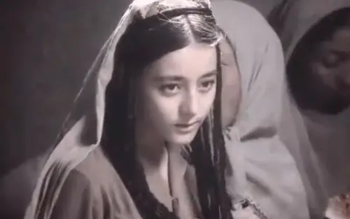 迪麗熱巴18歲出演戲劇時青澀感滿滿。(圖/翻攝自微博) ▲迪麗熱巴18歲出演戲劇時青澀感滿滿。(圖/翻攝自微博)