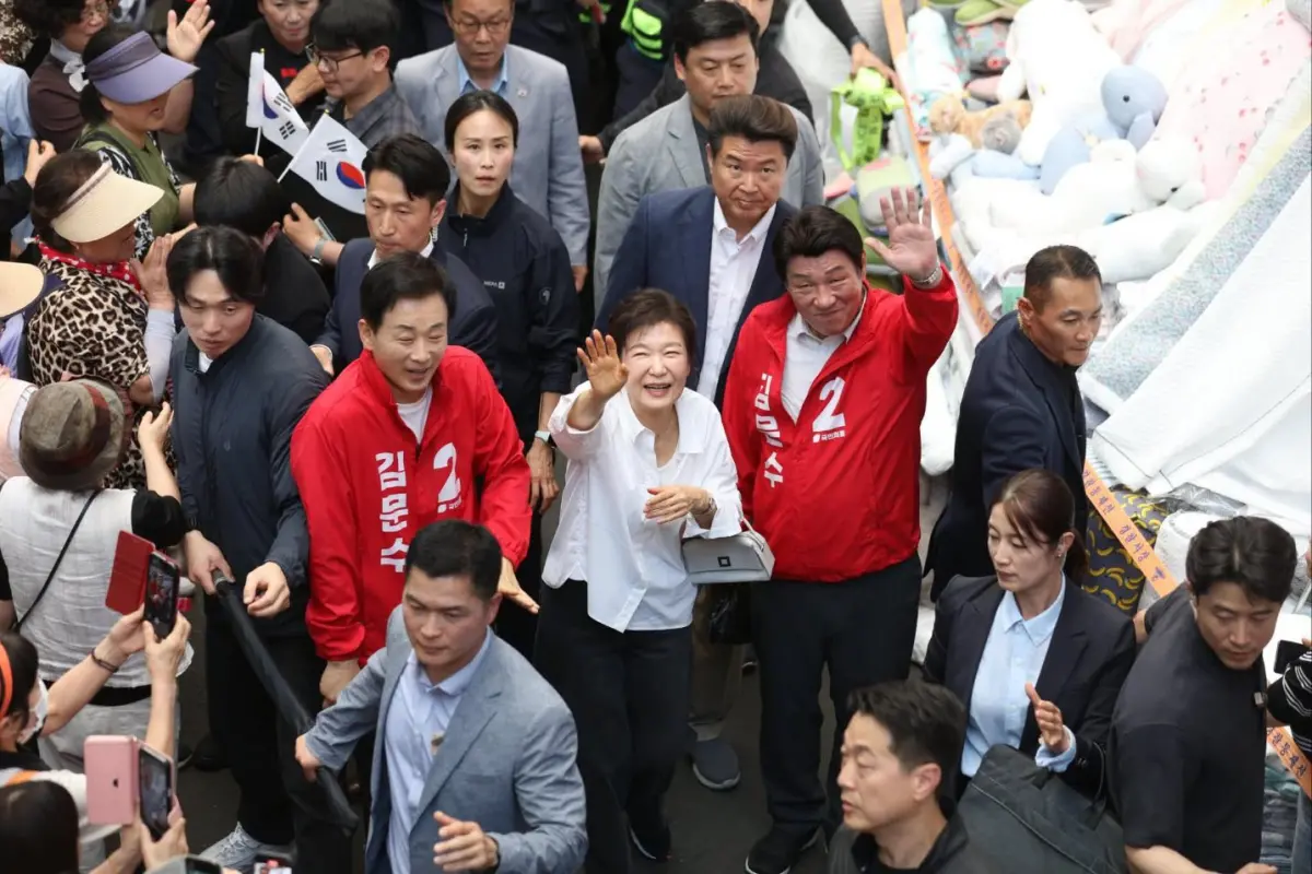 ▲韓國前總統朴槿惠連日現身掃街，挽救保守派選情。（圖／翻攝自臉書／國民力量黨國會議員강명구 ）