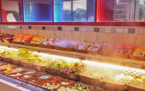嗑肉石鍋自助吧種類眾多,不管是青菜、火鍋料、飲料或冰淇淋皆可無限量享用。(圖/嗑肉石鍋臉書) ▲嗑肉石鍋自助吧種類眾多,不管是青菜、火鍋料、飲料或冰淇淋皆可無限量享用。(圖/嗑肉石鍋臉書)
