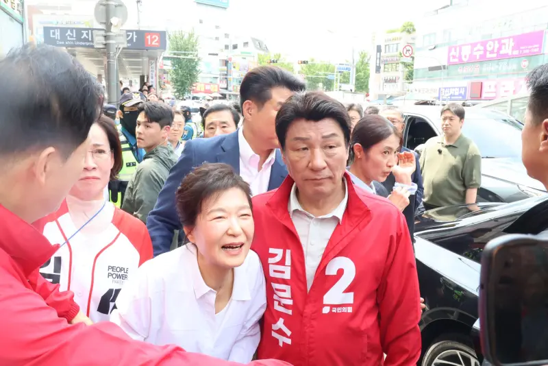 ▲韓國前總統朴槿惠連日現身掃街,挽救保守派選情。(圖/翻攝自臉書/國民力量黨國會議員강명구 )