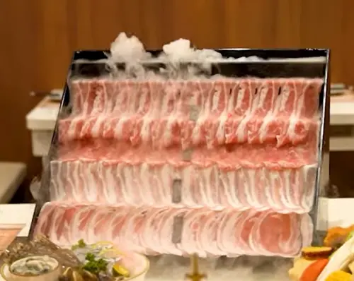 嗑肉石鍋推出超浮誇的肉瀑布,視覺感受上相當驚艷,也成為許多人來店打卡拍照必點的特色餐點之一。(圖/嗑肉石鍋臉書) ▲嗑肉石鍋推出超浮誇的肉瀑布,視覺感受上相當驚艷,也成為許多人來店打卡拍照必點的特色餐點之一。(圖/嗑肉石鍋臉書)
