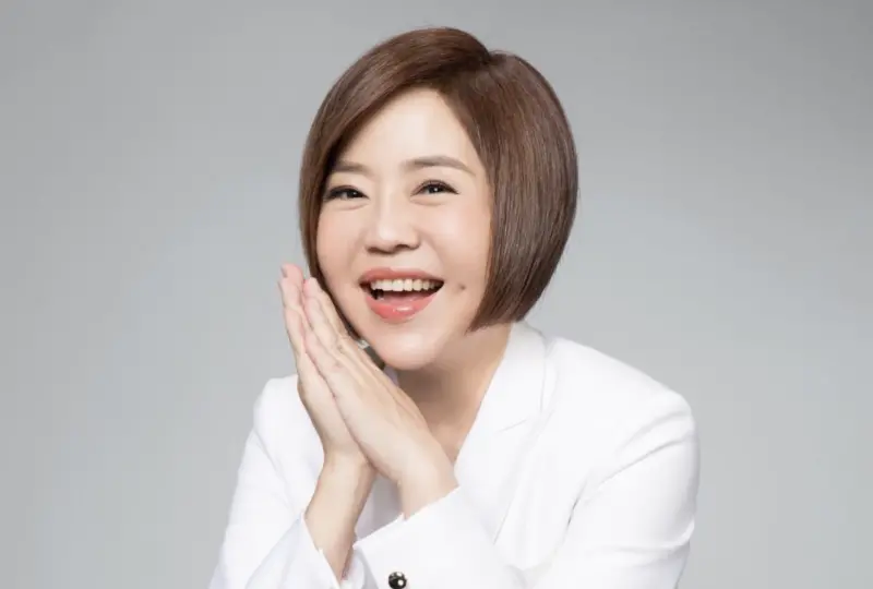 ▲于美人在新節目《美人餐桌》透露，自從6年前取出108顆腎結石後，今年的流年顯示她又要注意泌尿道系統，打算要再去處理腎結石問題。她今強調節目是早些時候錄製，現在腎結石已經處理掉，就像「心中的大石」也放下了，目前健康情況都很好。（圖／摘自IG）