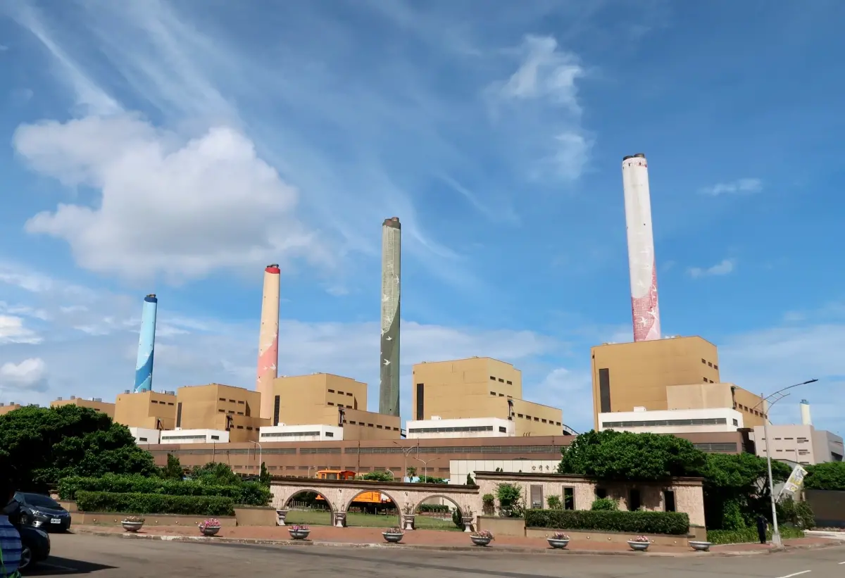 ▲台電下午反駁，5部機早已向台中市府申請展延中，2部機審查超過5年，3部機審查近9個月，「對於市府不處理手中待審機組，卻反過來對外指控台電『無照運轉』，扼殺電廠第一線同仁努力。」（圖／台電提供）