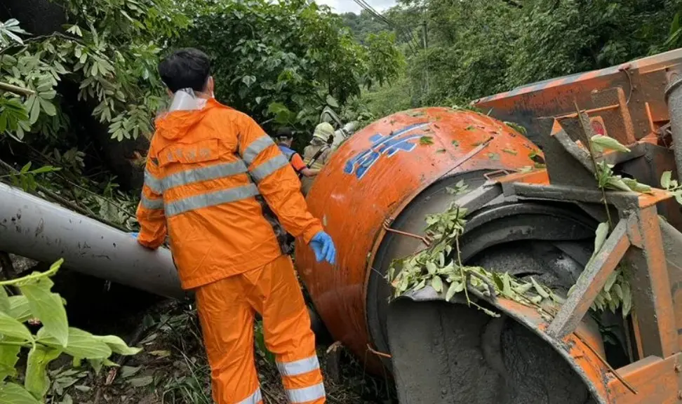 台南水泥車翻覆駕駛卡車內 拖吊車救援脫困「已屍僵」畫面曝光