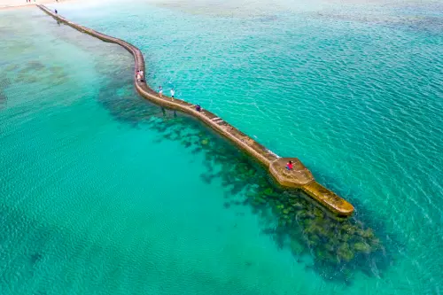 澎湖百大亮點「後寮」以碧海藍天的海中步道「天堂路」聞名,每到漲潮許多遊客前來散步觀海(圖:交通部觀光署提供) ▲澎湖百大亮點「後寮」以碧海藍天的海中步道「天堂路」聞名,每到漲潮許多遊客前來散步觀海(圖/交通部觀光署提供)