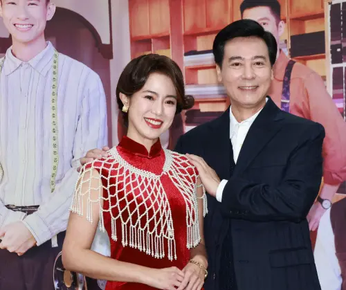 ▲尹昭德(右)與黃瑄(左)在《寶島西米樂》演一對經營西裝店的夫妻。(圖/記者吳翊緁攝) ▲尹昭德(右)與黃瑄(左)在《寶島西米樂》演一對經營西裝店的夫妻。(圖/記者吳翊緁攝)