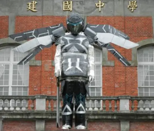 建中從十幾年前開始,就會在畢業典禮前夕,幫校門口的蔣公銅像精心打扮,每一年都會配合當紅話題做變化。(圖/翻攝臉書) ▲建中從十幾年前開始,就會在畢業典禮前夕,幫校門口的蔣公銅像精心打扮,每一年都會配合當紅話題做變化。(圖/翻攝臉書)