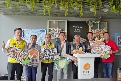 ▲精英開發董事長洪乙彥（中）今宣布大利多，埔里鄉親享專屬優惠，鼓勵在地參與。（圖／日月町提供）