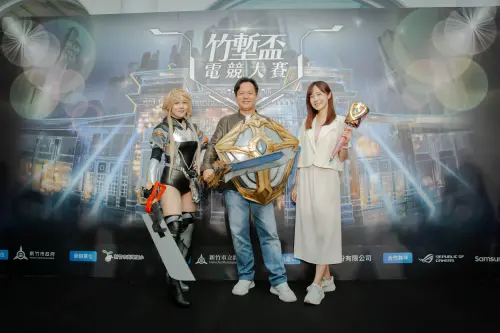 新竹市代理市長邱臣遠(中)與竹市府發言人楊寶楨(右)出席竹塹盃電競大賽啟動記者會。(圖/新竹市府提供) ▲新竹市代理市長邱臣遠(中)與竹市府發言人楊寶楨(右)出席竹塹盃電競大賽啟動記者會。(圖/新竹市府提供)