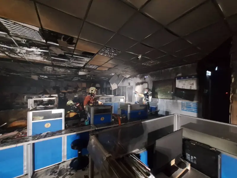 ▲雙溪區公所因不明原因突發生火警，現場冒出陣陣火煙，火警現場為1樓社會人文課及清潔隊辦公室，燃燒面積約為25平方公尺。（圖／翻攝畫面）