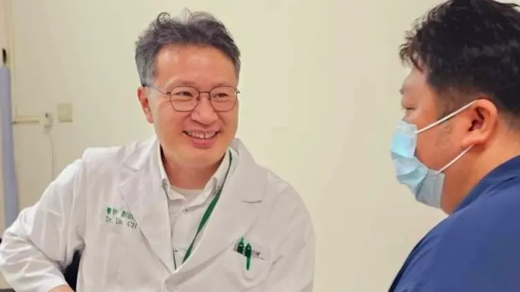 ▲ 阮綜合醫院皮膚科醫師劉昭宏談到，近來門診患者當中，因為長時間戴安全帽所引發的皮膚疾病個案明顯變多，特別是頭皮毛囊炎患者就增加2成。（圖／阮綜合醫院提供）