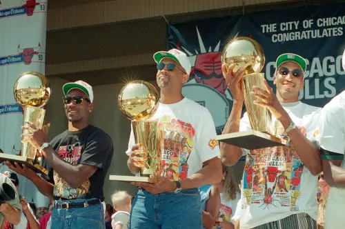 Bill Cartwright(圖中)是公牛1991至1993年三連霸期間的重要中鋒,並於1994年喬丹短暫退役轉戰棒球後離隊。 ▲Bill Cartwright(圖中)是公牛1991至1993年三連霸期間的重要中鋒,並於1994年喬丹短暫退役轉戰棒球後離隊。(圖/美聯社/達志影像)