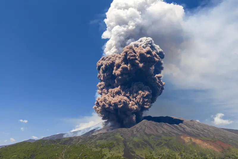 義大利火山爆發！熔岩狂噴恐怖景象曝　遊客倉皇逃難