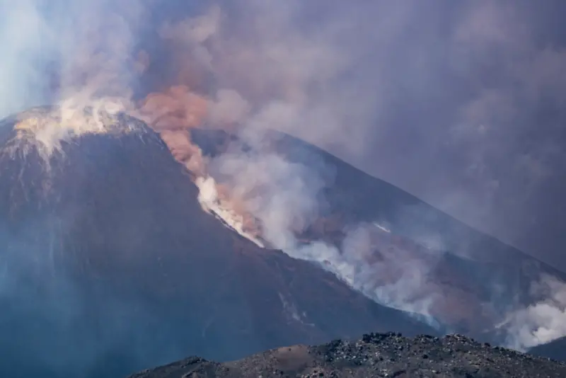 ▲義大利西西里島埃特納火山（Mount Etna）2日劇烈爆發，火山噴出了大量高溫氣體、火山灰和熔岩，噴發高度高達數公里。（圖／美聯社／達志影像）