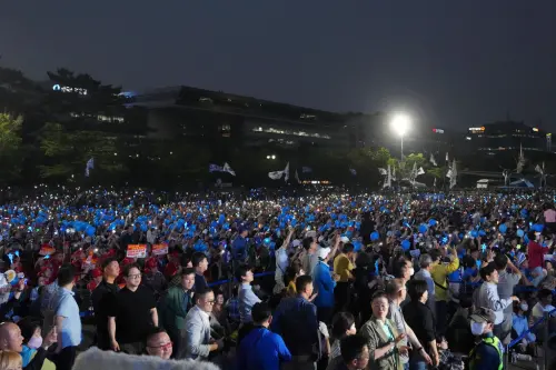 韓國共同民主黨總統候選人李在明2日晚間在國會議事堂外舉行選前之夜。 ▲韓國共同民主黨總統候選人李在明2日晚間在國會議事堂外舉行選前之夜。(圖/美聯社/達志影像)