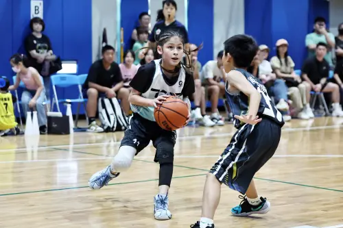 ▲TOP巔峰蔡博安(左)在U10甲組冠軍賽中有6分6籃板及3抄截的好表現。（圖／U19籃球聯盟提供）