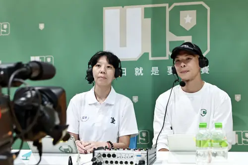 ▲聯盟邀請重量級貴賓富邦勇士球星蔡文誠(右)與傳奇教練李陸臻當球評。（圖／U19籃球聯盟提供）