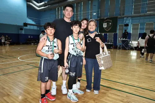 ▲新北國王隊經理洪志虎(左二)全家動員到場為二個兒子洪霆鈞(中)與洪霆謙加油打氣。（圖／U19籃球聯盟提供）