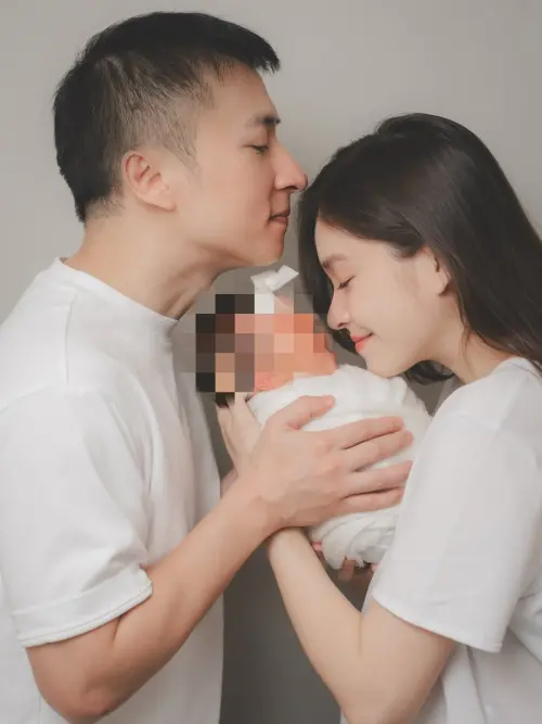 ▲韓笙笙（右）在社群宣布生下女兒。（圖／翻攝自韓笙笙IG）