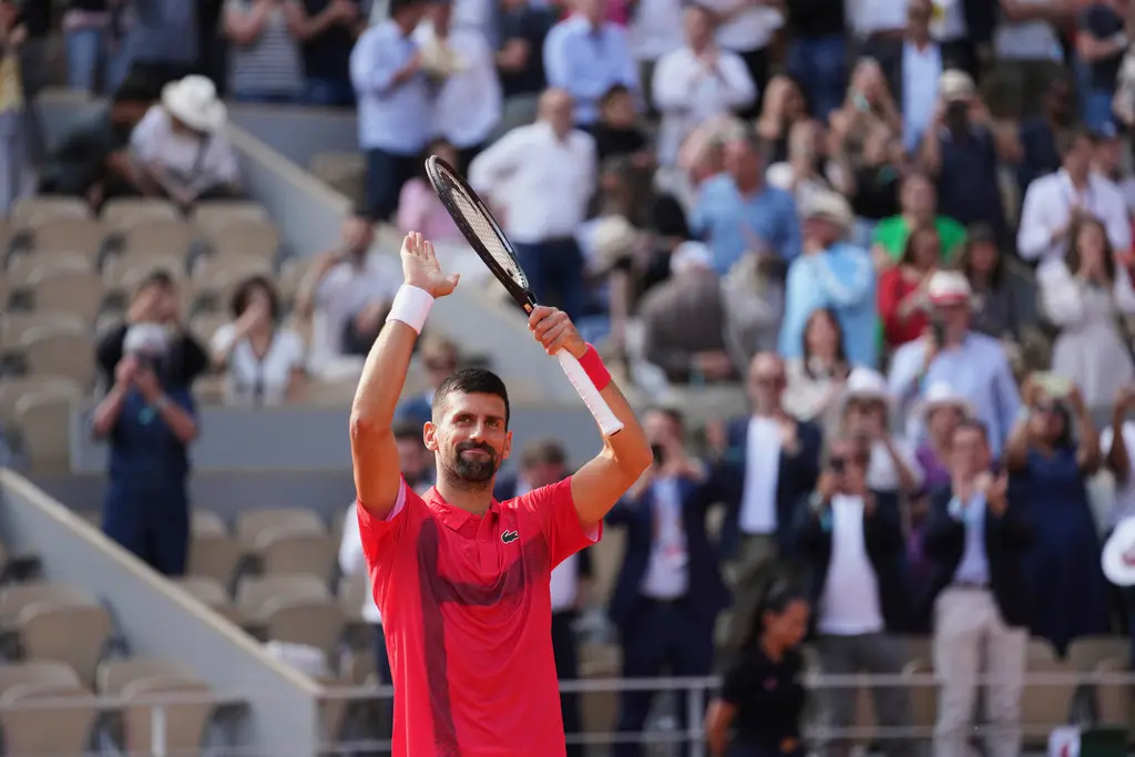 ▲塞爾維亞名將Novak Djokovic於今（3）日在法網第四輪以6：2、6：3、6：2直落三擊敗英國選手Cameron Norrie，正式迎來他在法國網球公開賽的第100場勝利，成為史上第二位達成此壯舉的男子選手，僅次於已退役的「紅土之王」Rafael Nadal（112勝）。（圖／美聯社／達志影像）