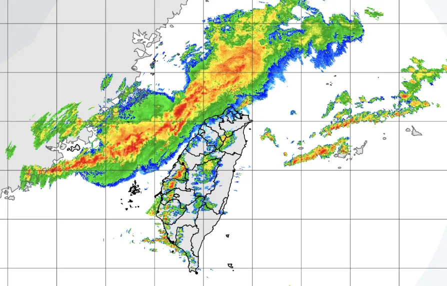 ▲鋒面抵達，上午在台灣海峽上方有明顯的「線狀對流」，將帶來一波狂風暴雨。（圖／中央氣象署）