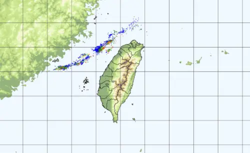 ▲台灣海峽有非常多「即時閃電」訊號，顯示線狀對流威力極強。（圖／中央氣象署）